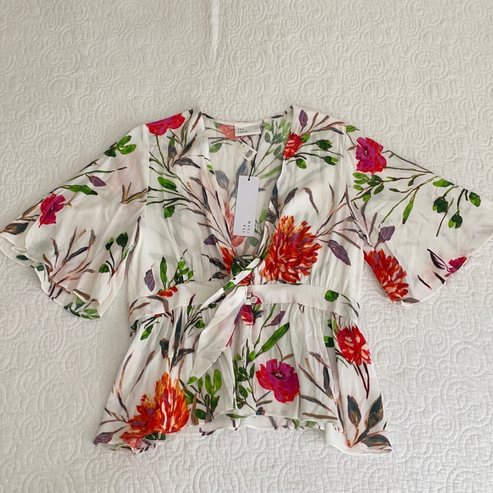 NWT vibrant spring floral flutter sleeve vneck top